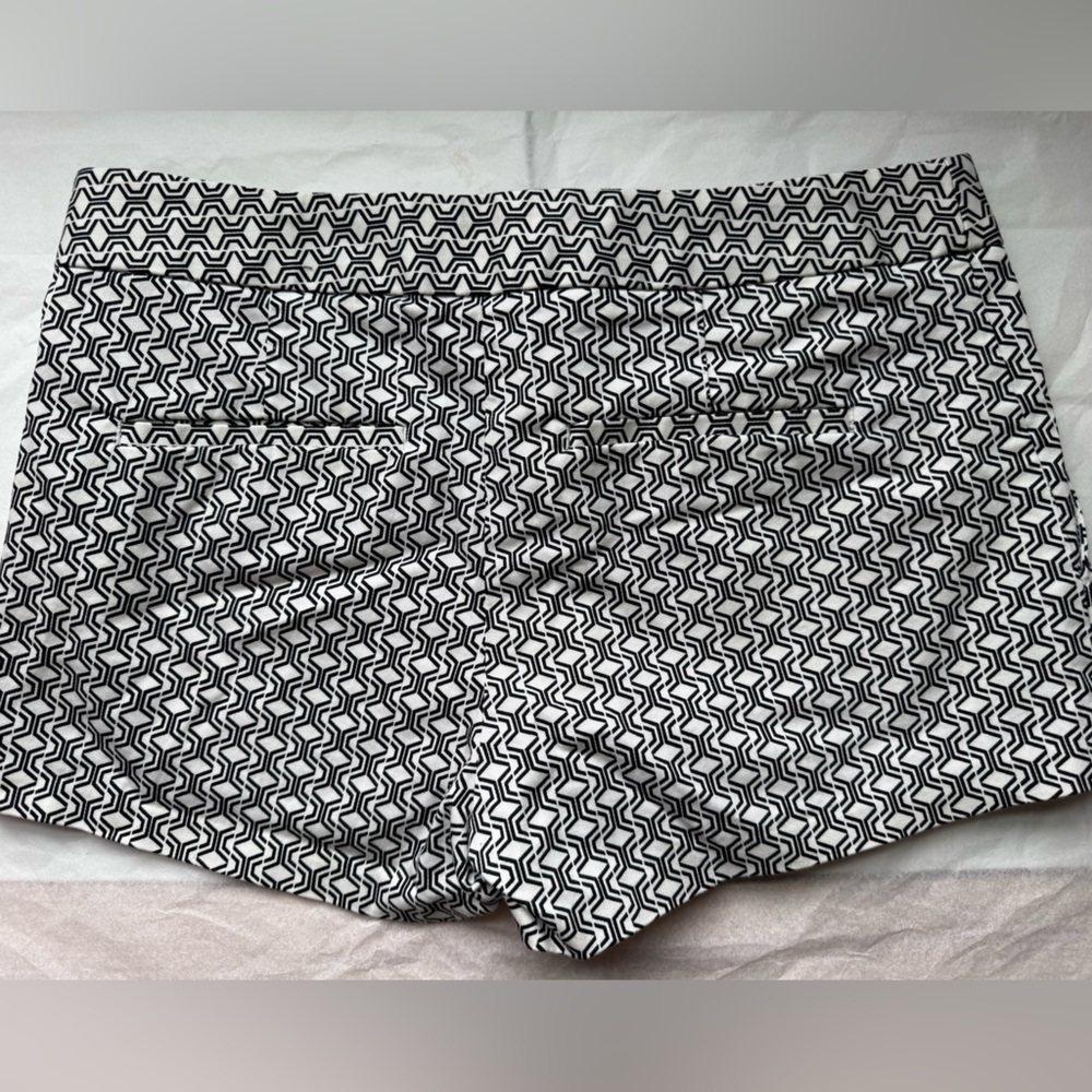 Bold & Fun Express Geometric Black and White Shorts size 4 EUC - Picture 5 of 6